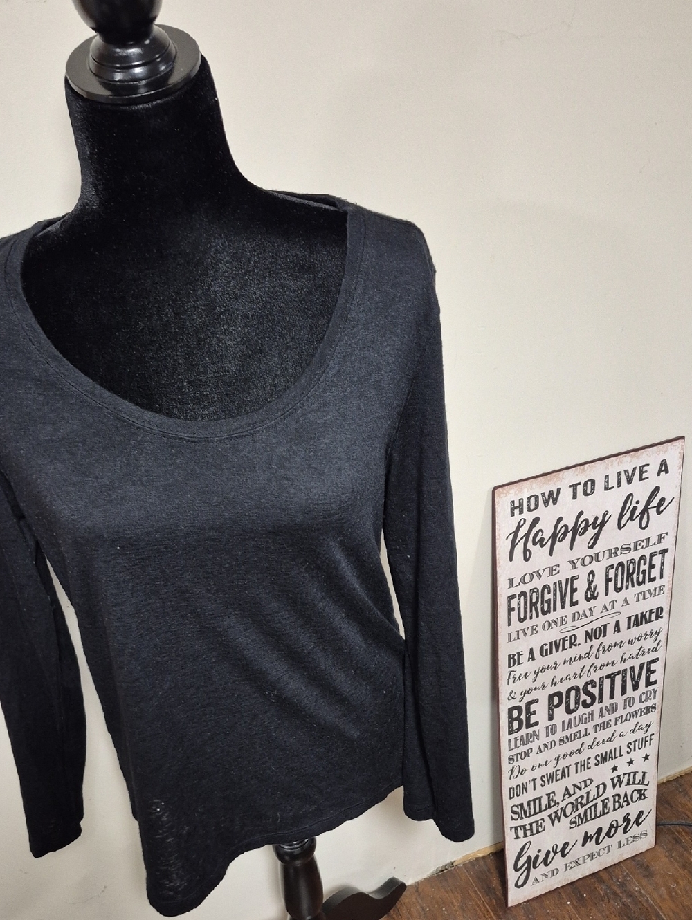 GAP LONG SLEEVED SCOOP NECK. Black Womens Medium